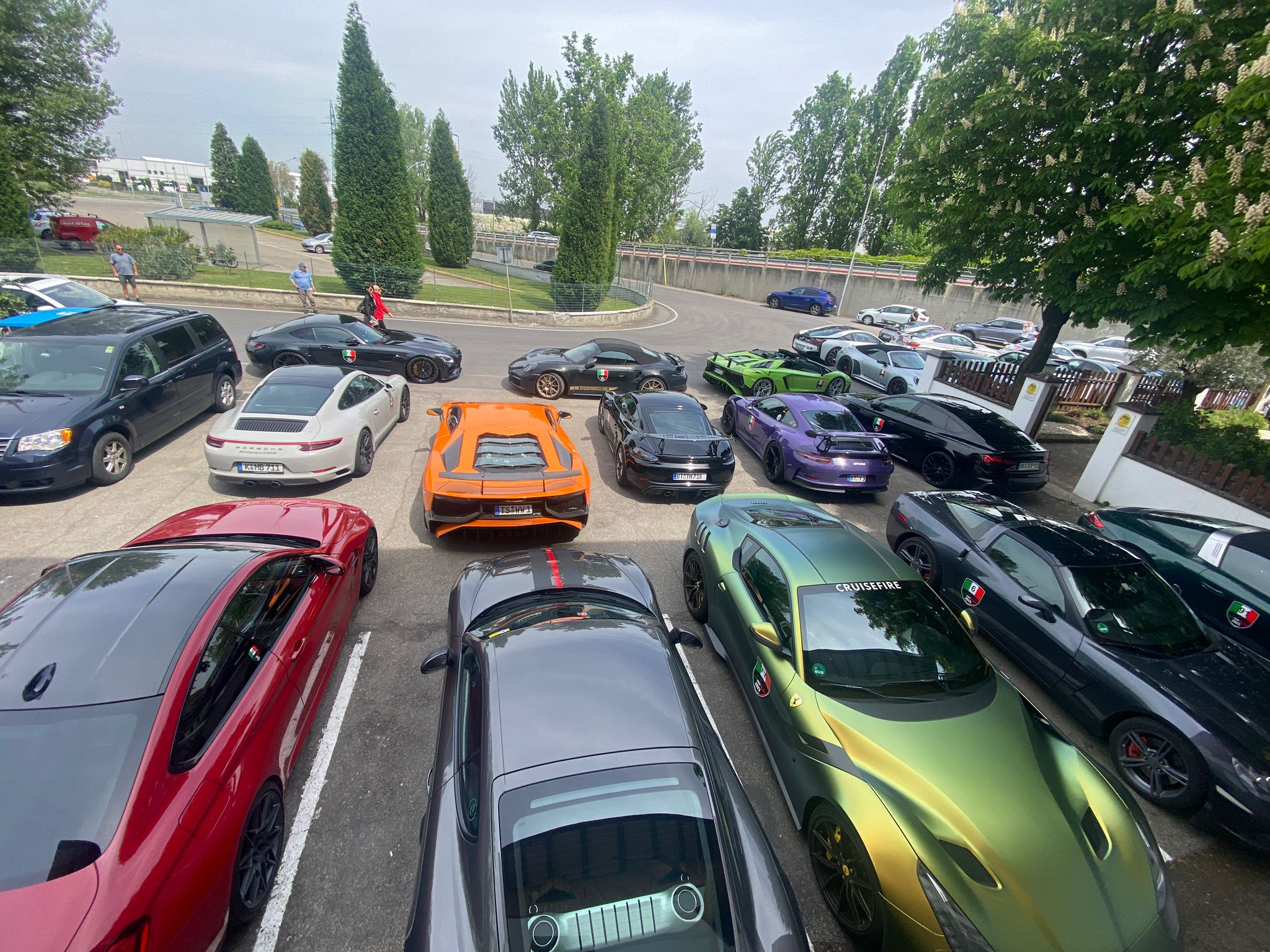 LagoRun-Sportwagen auf einem von Bäumen gesäumten Parkplatz