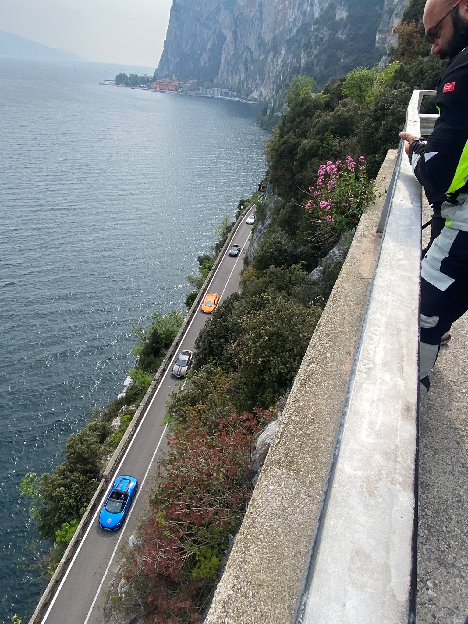 Ein Sportwagen auf der Felsenstraße über dem Gardasee bei einer früheren Italienreise