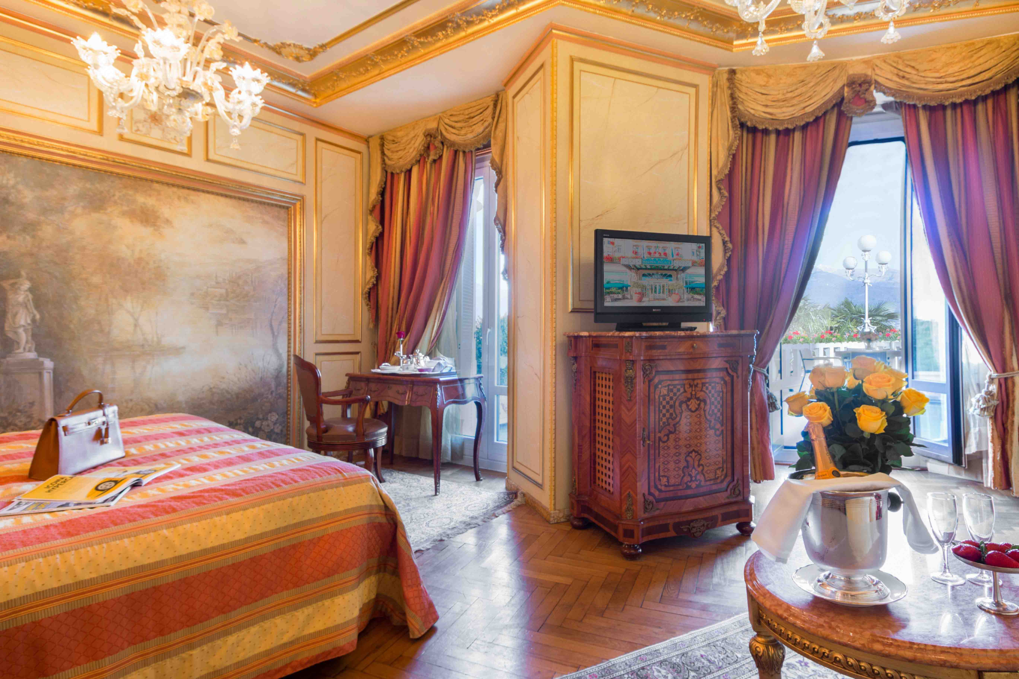 Klassisches Gästezimmer im Regina Palace Hotel in Stresa